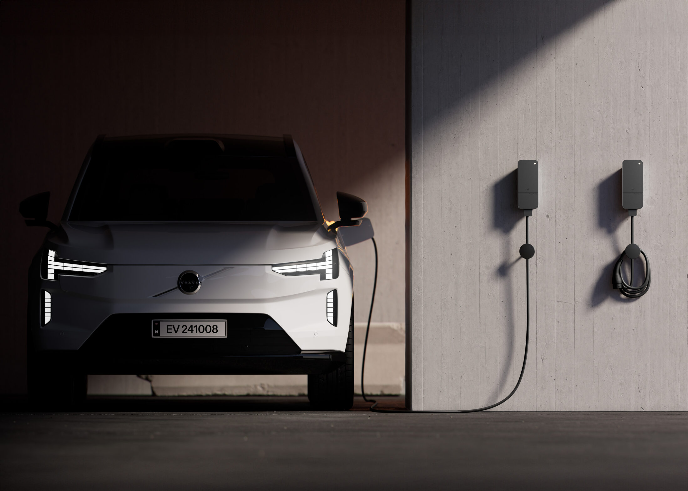 Het opladen van elektrische auto’s in een garage met behulp van twee aan de muur bevestigde EV-laders van Amina, als voorbeeld van een betrouwbare en schaalbare oplaadinfrastructuur voor thuisgebruik.