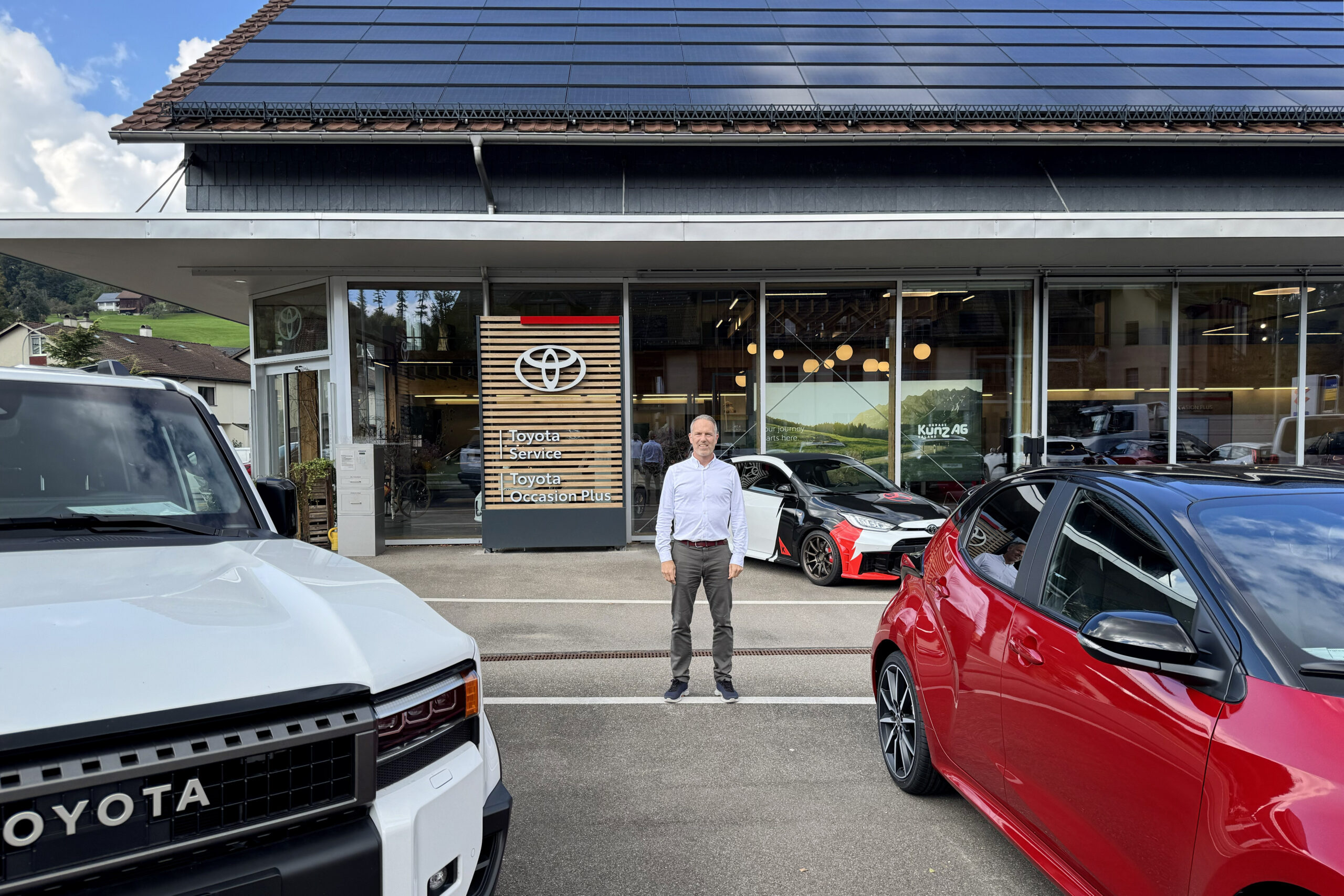 Ronny Kleinhans from Invisia standing in front of Georg Kunz AG in Switzerland talking about amina chargers