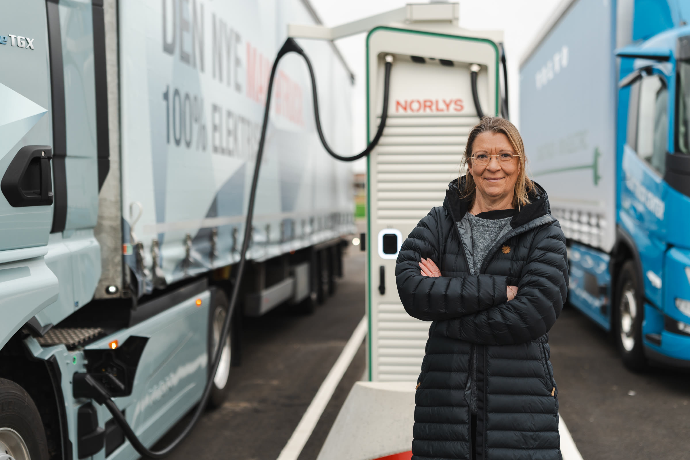 Ellen Trolle fra Norlys med elektriske lastebiler og ladeutstyr for elbiler