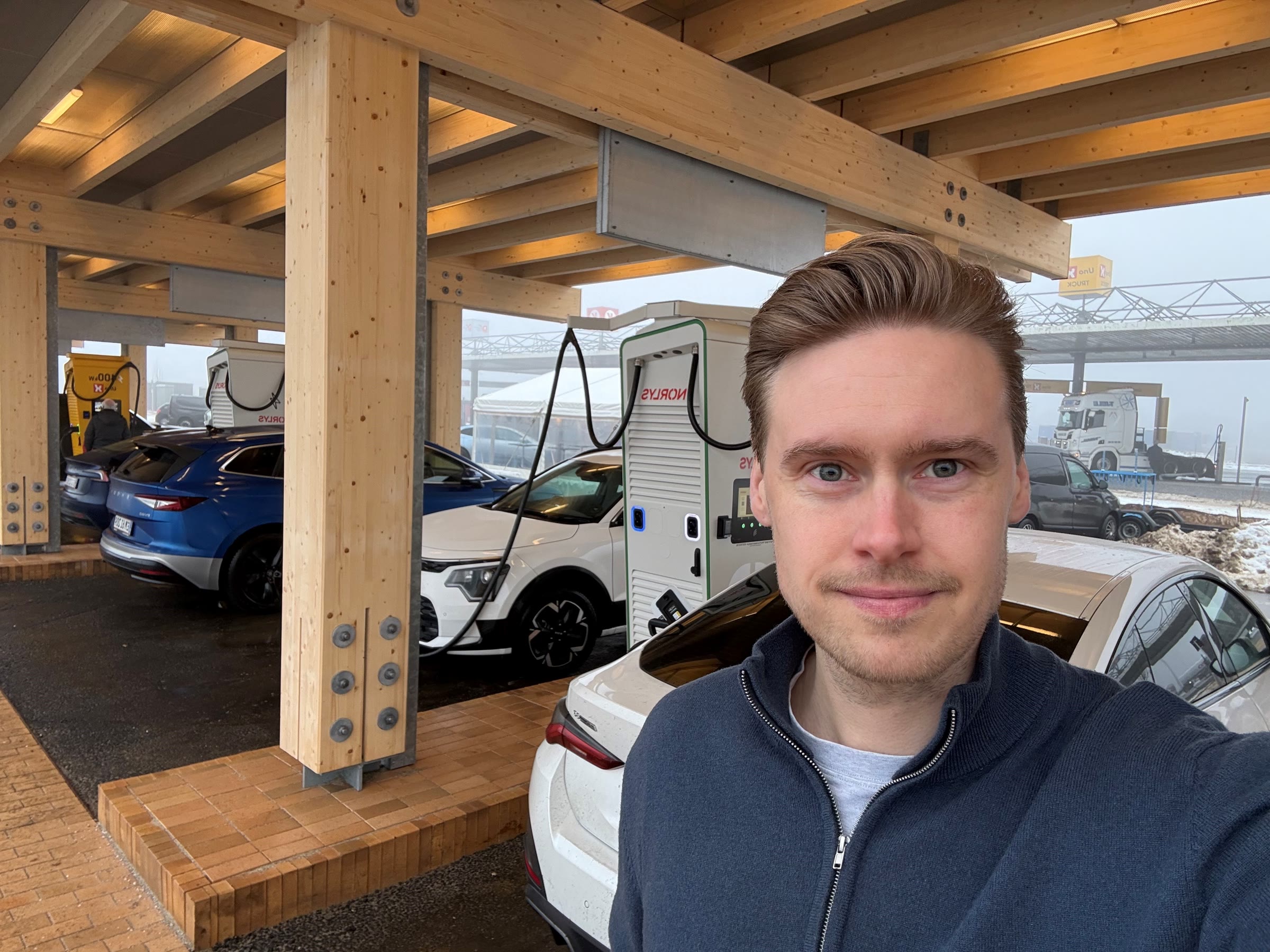 Philip Aude Skeldrup på et Norlys EV-ladested i Danmark